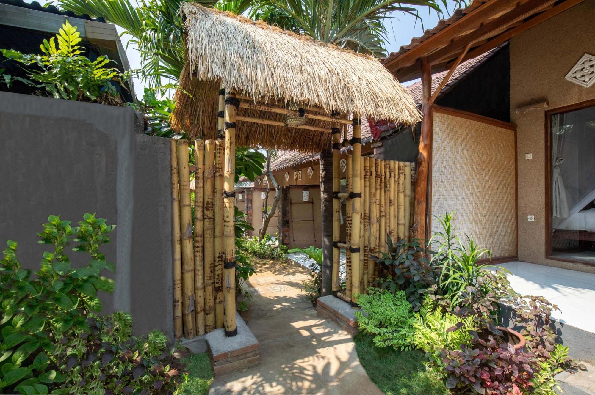 Made Taro - Menjangan Homestay Banyuwedang Exterior foto