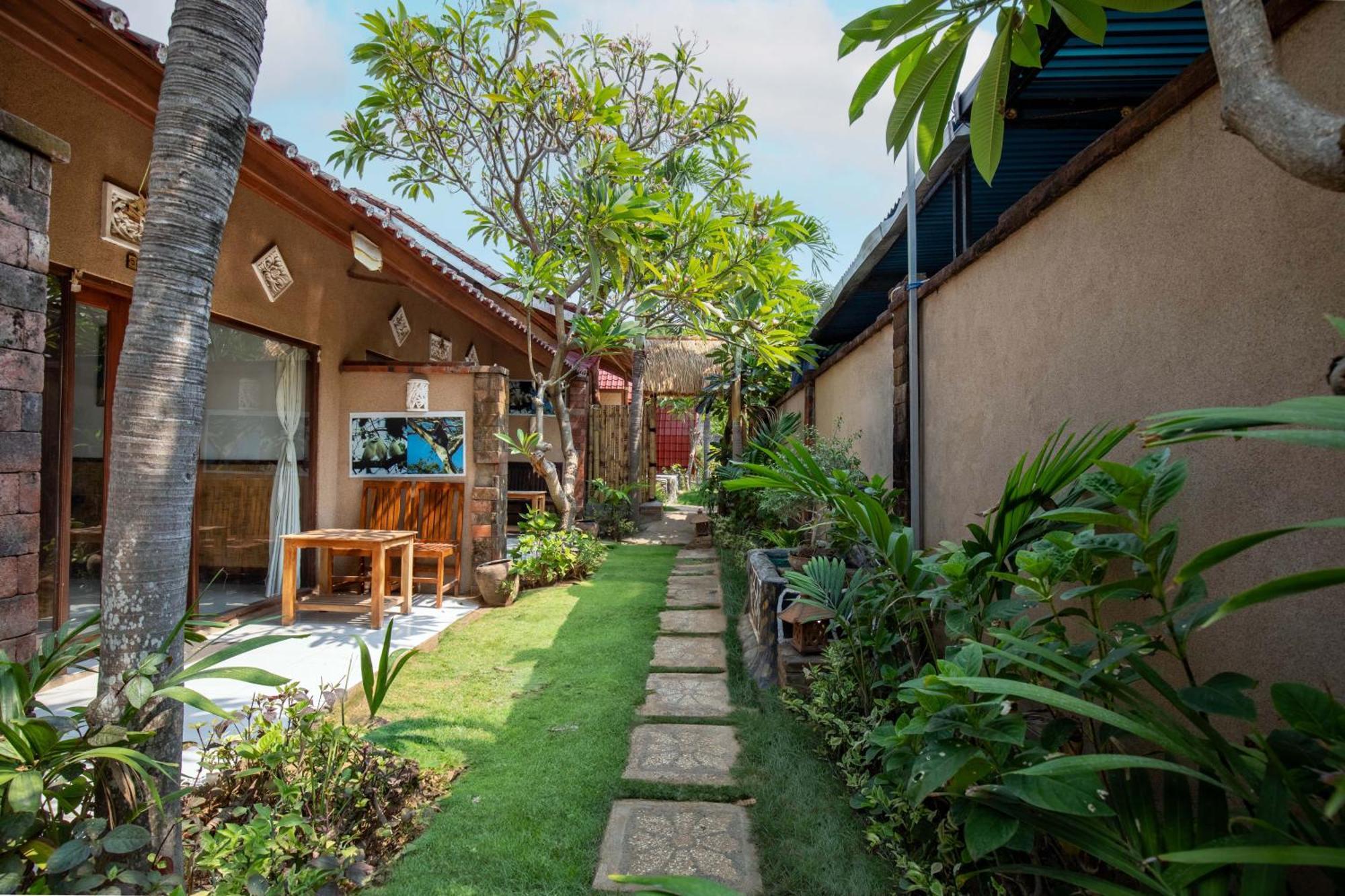 Made Taro - Menjangan Homestay Banyuwedang Exterior foto